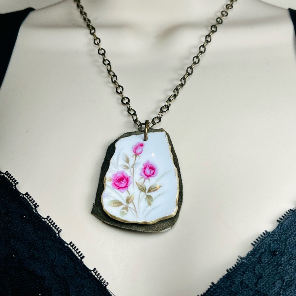 Floret Tea Rose Broken China Necklace - Green Leather Pendant | Alma Antigua - Picture 5 of 15